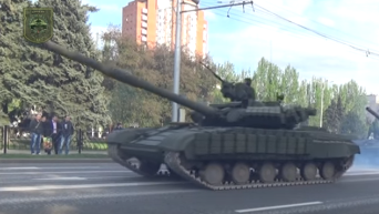 Колонна военной техники прошла по центру Донецка. Видео