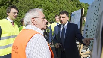 Владимир Гройсман во время инспекции строительства трассы в Киевской области