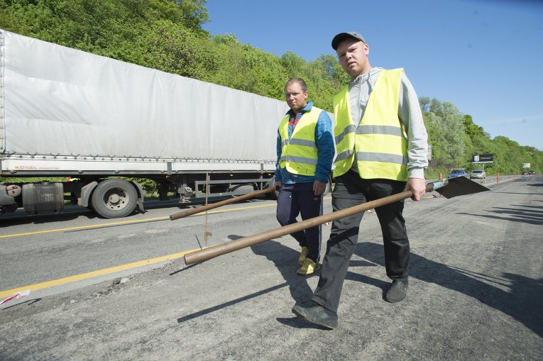 Владимир Гройсман во время инспекции строительства трассы в Киевской области