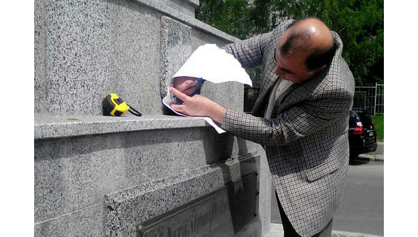 Неизвестные украли герб Украины с флагштока и звезду с братской могилы на проспекте Правды в Харькове