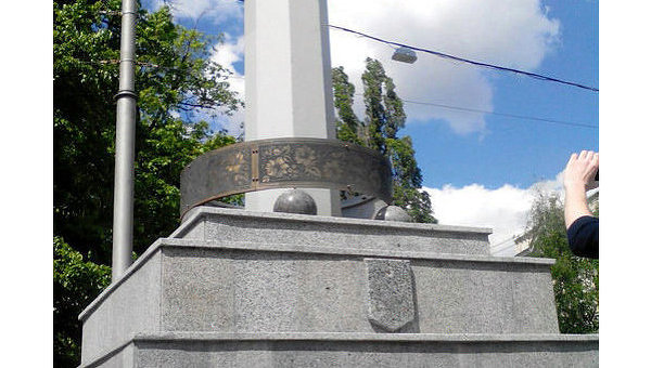 Неизвестные украли герб Украины с флагштока и звезду с братской могилы на проспекте Правды в Харькове