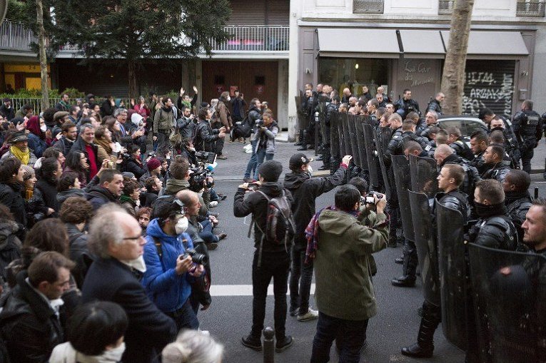 Промигрантский митинг в Париже