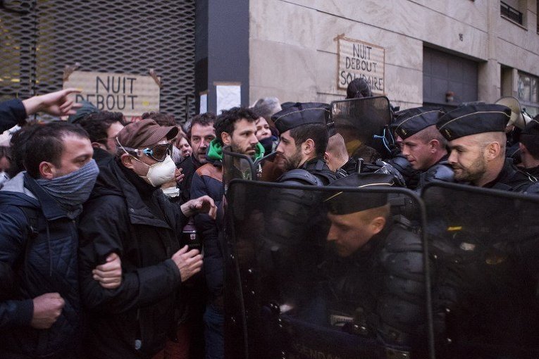 Полиция выдворила мигрантов из лицея в Париже