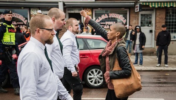 В шведском городе Борлэнге темнокожая активистка Тесса Асплунд в одиночку выступила против марша неонацистов из Северного движения сопротивления