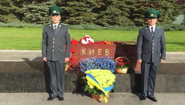 У стелы Киева в Москве украинское посольство выставило почетный караул