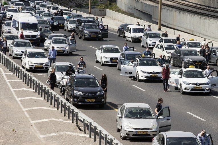Люди останавливаются и стоят молча на шоссе в израильском городе Тель-Авив. В стране поминают шесть миллионов жертв нацистского геноцида, убитых нацистским режимом во время Второй мировой войны.