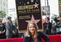 Актриса и режиссер Джоди Фостер позирует во время церемонии в честь получения именной звезды на Голливудской аллее славы