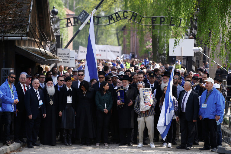 В бывшем нацистском лагере смерти Освенцим проходит ежегодный Марш Жизни