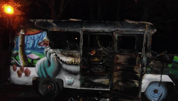 В Киеве сгорела кофейня на колесах