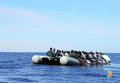 Мигранты в Средиземном море ожидают помощи ВМС Италии