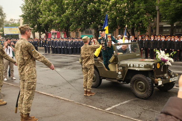 В Кривом Роге прошел парад в честь 71-й годовщины Великой Победы