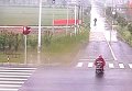 Как убежать от смерти, или счастливый мотоциклист в Китае. Видео