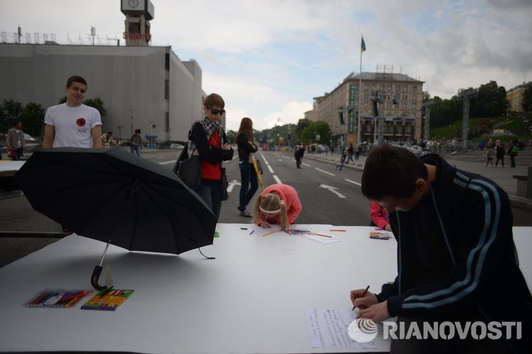 Флэш-моб в Киеве: дети рисуют мир и победу