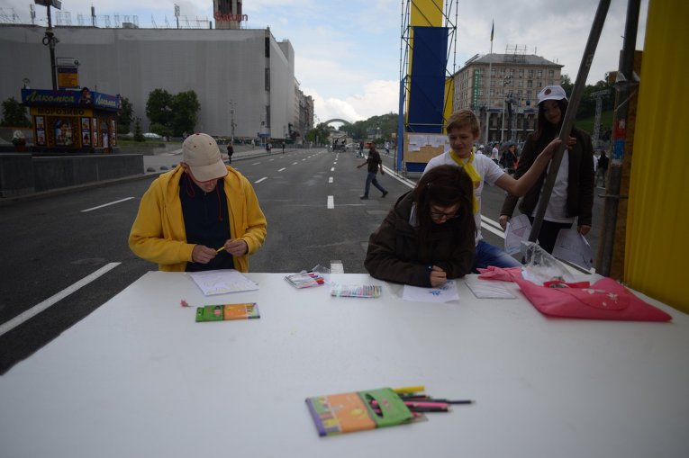 Флэш-моб в Киеве: дети рисуют мир и победу