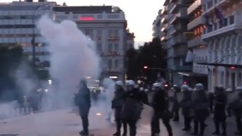 Столкновения анархистов и полиции в центре Афин. Видео