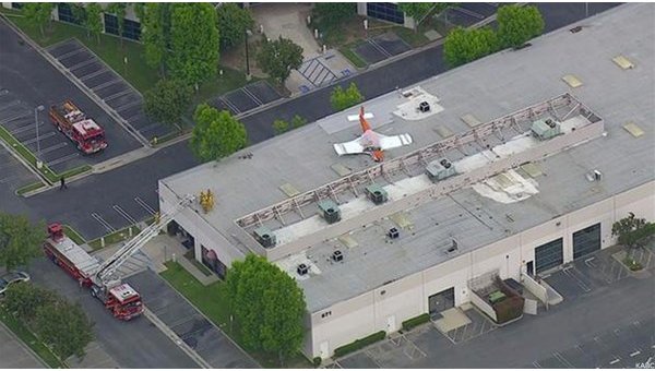 Легкомоторный самолет сел на крышу здания в Калифорнии