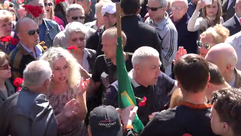 Появилось видео столкновений во время возложения цветов в Харькове