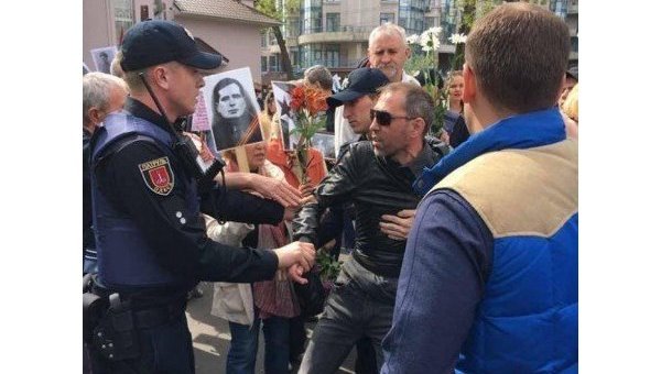 В Одессе полиция остановила колонну байкеров с красными флагами