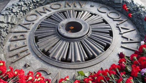 Цветы на могиле Неизвестного солдата в Киеве