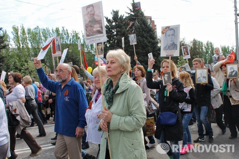 Участники акции Бессмертный полк во время шествия в Донецке.
