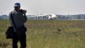 Самый большой самолет в мире, Антонов Ан-225 Мрия, перед взлетом из аэропорта Киев, самолет направляется в Прагу, где заберет генератор весом 130 тонн.