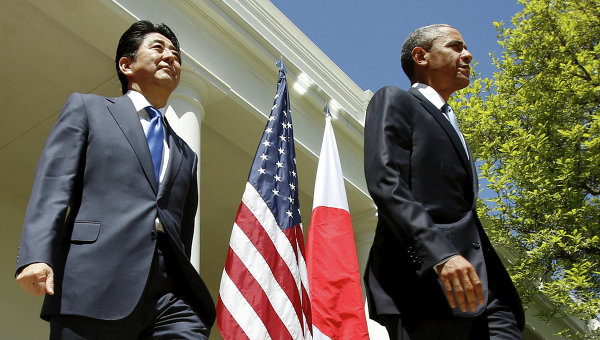 Президент США Барак Обама и премьер-министр Японии Синдзо Абэ идут на совместную пресс-конференцию в Розовом саду Белого дома в Вашингтоне, США.