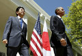 Президент США Барак Обама и премьер-министр Японии Синдзо Абэ идут на совместную пресс-конференцию в Розовом саду Белого дома в Вашингтоне, США.