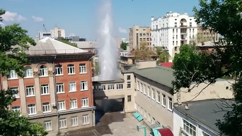 Прорыв трубы в харьковской школе: фонтан достиг 20 метров. Видео