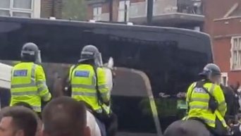 Фанаты Вест Хэма напали на автобус с футболистами МЮ