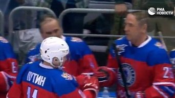 Гол Путина и другие яркие моменты гала-матча Ночной хоккейной лиги в Сочи.Видео