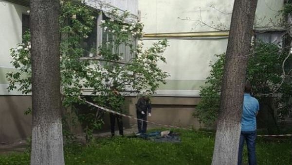 В Киеве из окна многоэтажки выбросился журналист