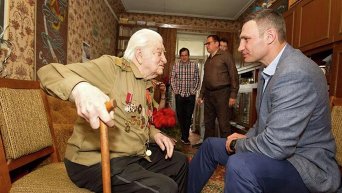 Мэр Киева Виталий Кличко посетил столетнего ветерана ВОВ Геннадия Киркевича