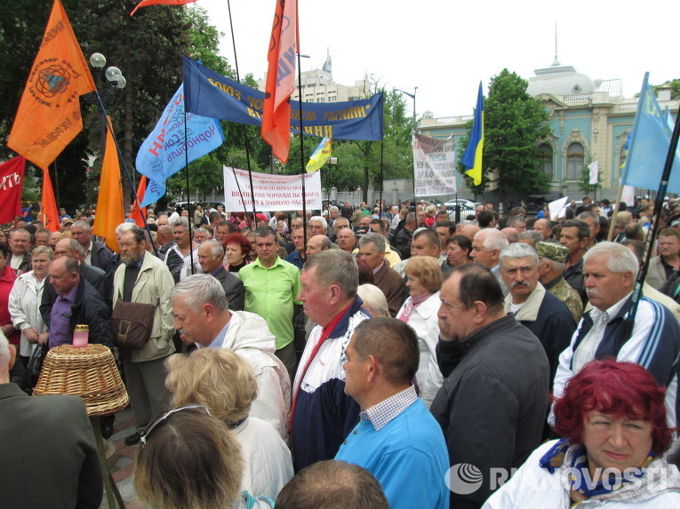 Митинг чернобыльцев под зданием Верховной Рады