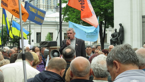 Митинг чернобыльцев под зданием Верховной Рады