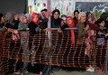 Женщины в очереди за бесплатной одеждой в импровизированном лагере для беженцев на греко-македонской границе близ села Идомени