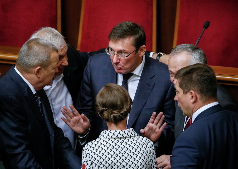 Юрий Луценко говорит коллегам во время заседания парламента в Киеве