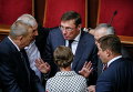 Юрий Луценко говорит коллегам во время заседания парламента в Киеве