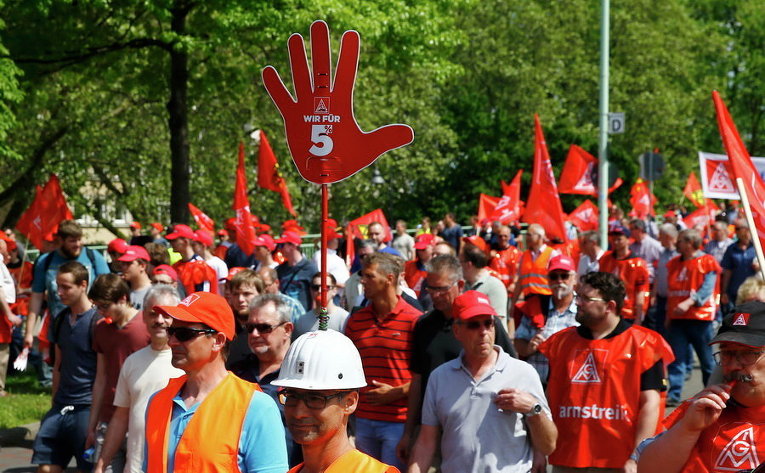 Рабочие протестуют в Кельне за повышение заработной платы, Германия