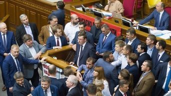 Юрий Луценко перед голосованием по его кандидатуре на пост генерального прокурора Украины. Его кандидатуру поддержали 264 народных депутата