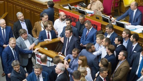 Юрий Луценко перед голосованием по его кандидатуре на пост генерального прокурора Украины. Его кандидатуру поддержали 264 народных депутата