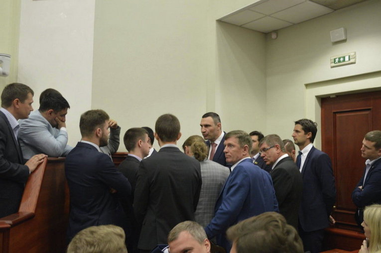 Свобода заблокировала президиум в сессионном зале Киевсовета