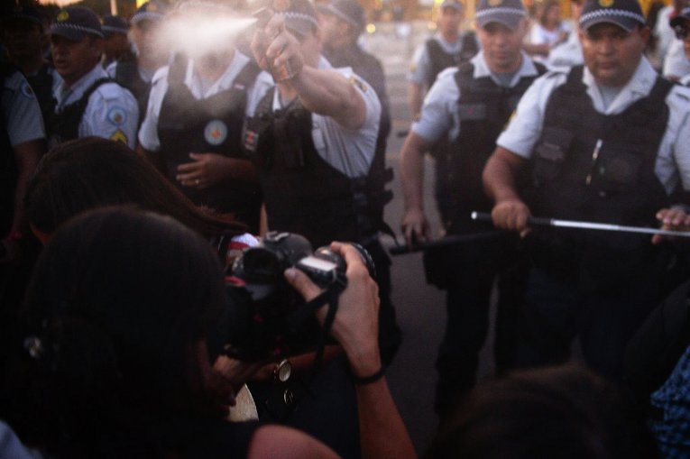Сотрудники полиции Бразилии применяют слезоточивый газ против демонстрантов