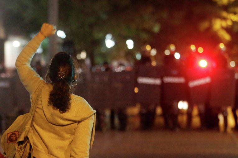Протестующая против импичмента президенту Дилме Роуссеф в Бразилии