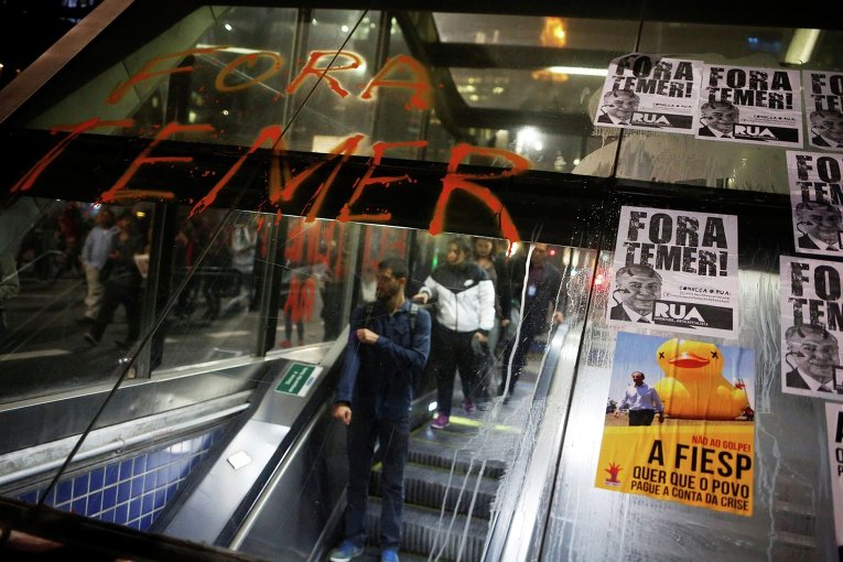 В метро Бразилии плакаты с изображением временный президента страны Мишела Темера