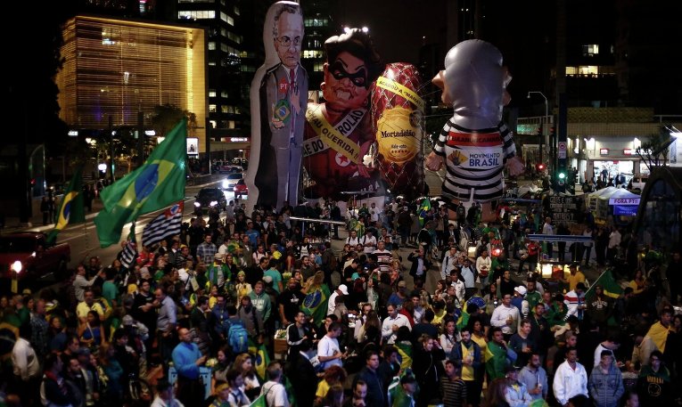 Сторонники бразильского правительства выступили против планов отстраненного президента Дилмы Роуссеф судиться за пост главы государства