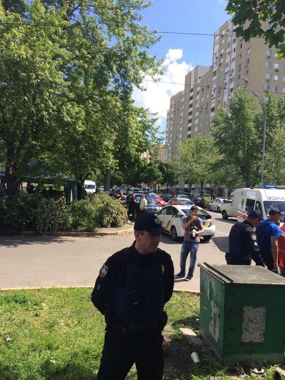 Правоохранители на месте разборок и взрыва на автостоянке в Киеве