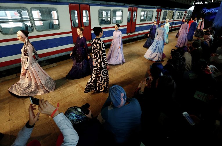 Платья бренда Muslima Wear на Неделе Моды в Стамбуле на вокзале Хайдарпаша
