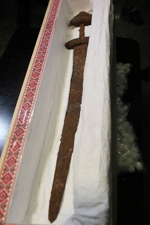 Уникальный древний меч викингов вернули в Украину