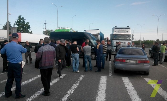 Трассу Одесса-Киев заблокировали фурами