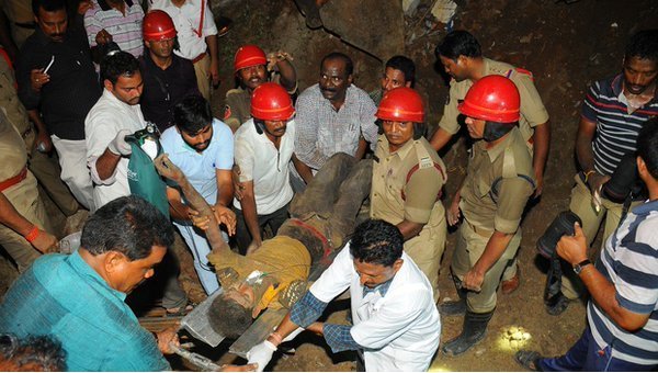 При обрушении стены торгового центра в Индии погибли семь человек